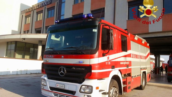 due incidenti sul lavoro in irpinia operai liberati dai vigili del fuoco