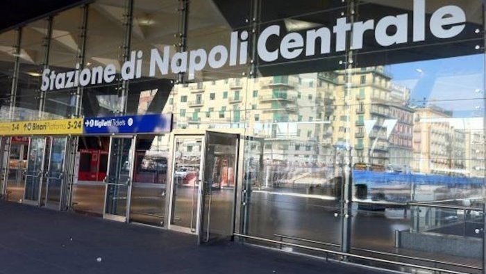 stazione napoli operatore della security morso ad un braccio arrestato un uomo