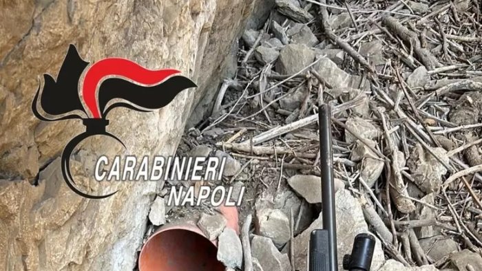 napoli ritrovato fucile di precisione sotto le rocce a castellammare