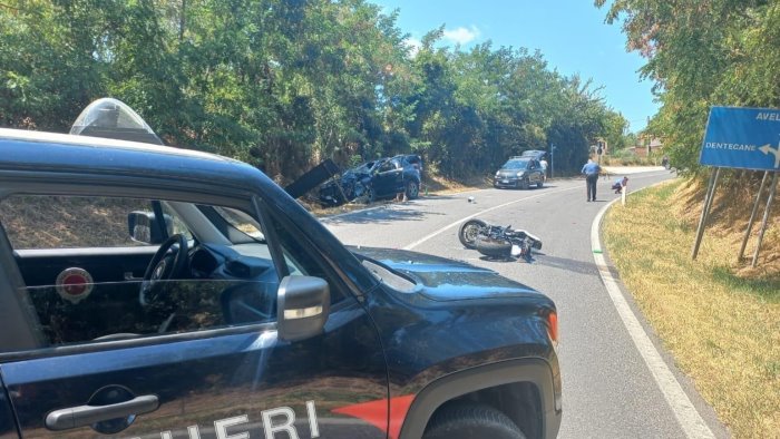 ancora un drammatico incidente moto contro un auto quattro feriti ecco dove