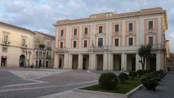 sotto effetto di alcol e droghe finisce con l auto in un negozio a piazza roma