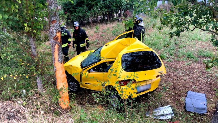 ancora un dramma sulle strade 19enne si schianta con l auto contro un albero