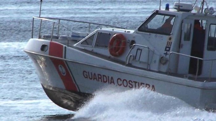 collisione tra due navi traghetto nel porto di pozzuoli