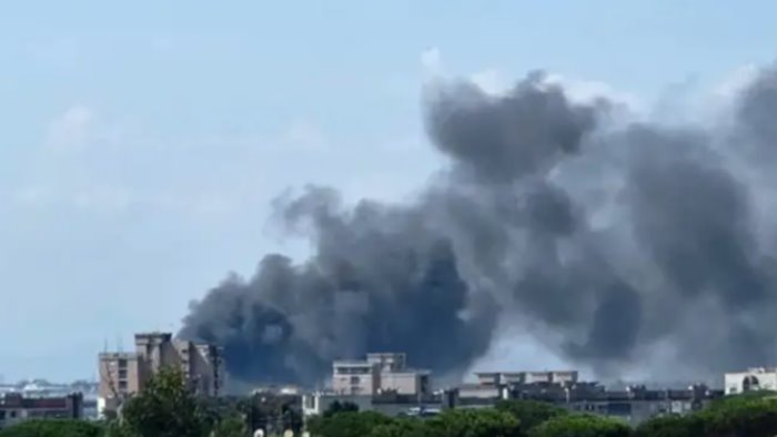 fuoco e nube nera a fuorigrotta l incendio causato da un fulmine