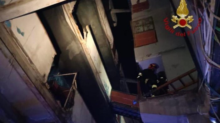 tragedia a scampia crolla una struttura morti e diversi feriti