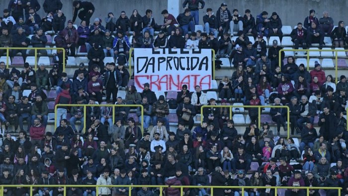 campagna abbonamenti salernitana primo giorno a rilento