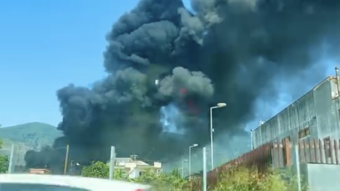 maxi incendio in un industria dolciaria colonna di fumo nero invade il cielo