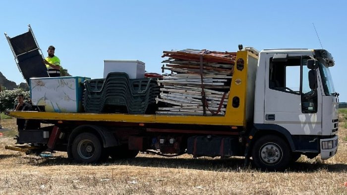 abusivismo commerciale a bagnoli pugno duro delle forze dell ordine