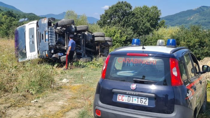 autocarro si ribalta durante lo scarico di terreno 60enne in ospedale