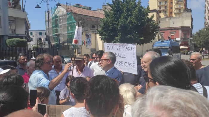 palazzine da abbattere a casoria faccia a faccia tra sindaco e residenti