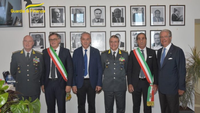 casamicciola conferisce la cittadinanza onoraria alla guardia di finanza