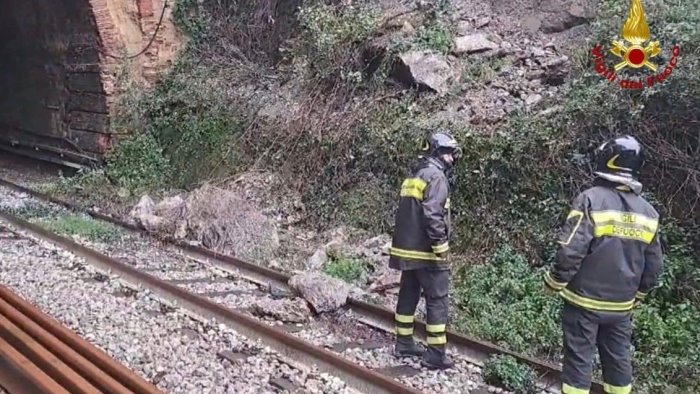 oltre 10mila firme per riaprire la linea storica tra napoli e salerno