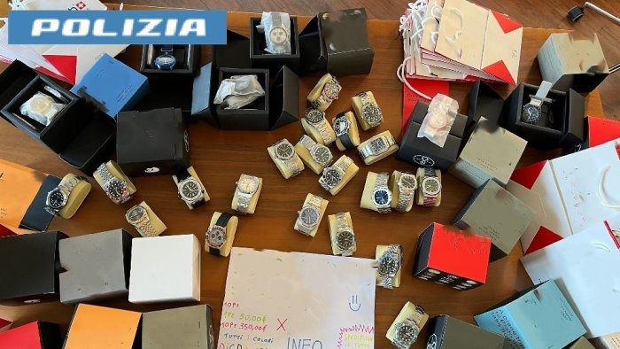 bagnoli sorpreso con numerosi orologi contraffatti e denunciato