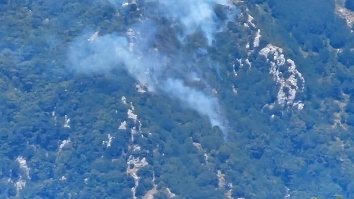 incendi lotta contro il tempo per salvare la montagna a summonte