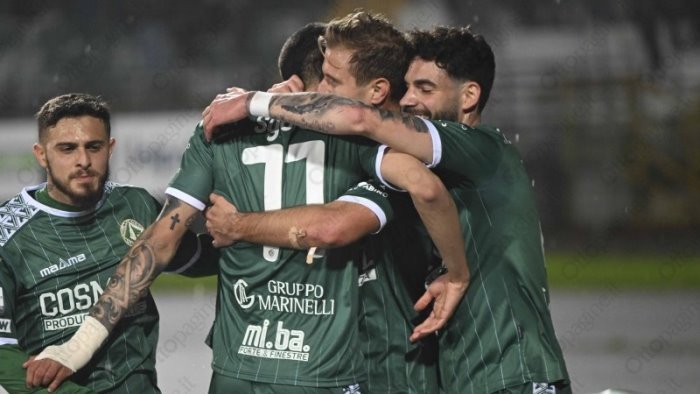 avellino crotone e nuove maglie stasera e festa al partenio lombardi