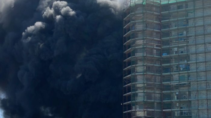 vasto incendio in una delle torri di villaggio coppola ancora paura in campania