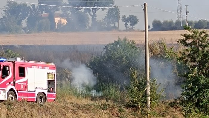 giornata intensa per i vigili del fuoco incendi in tutta la provincia