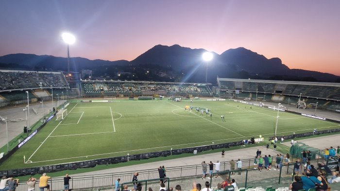 avellino festa allo stadio le nuove maglie dei lupi con il verde del passato