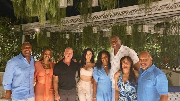 sfilata di vip a nerano a cena magic johnson e jeff bezos