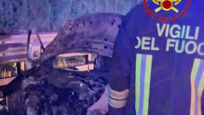 auto a fuoco nella notte paura sull autostrada a2