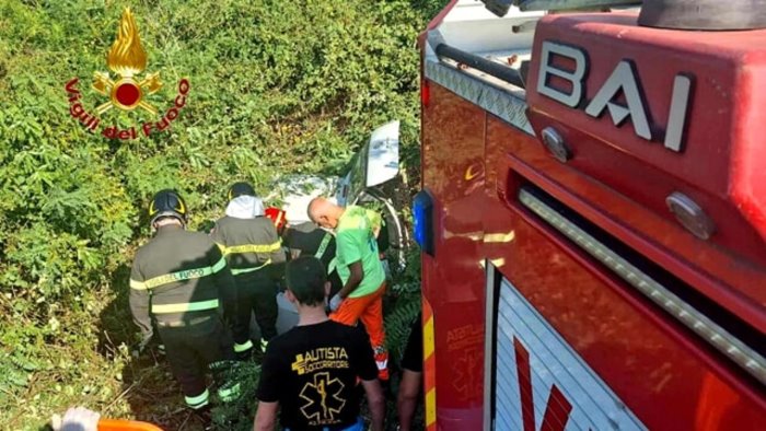 incidente stradale a casal velino coppia finisce fuori strada con l auto