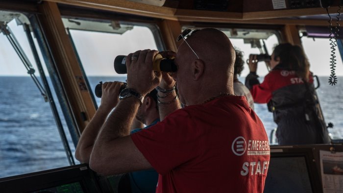 emergency salva 41 persone nel mediterraneo lo sbarco al porto di napoli