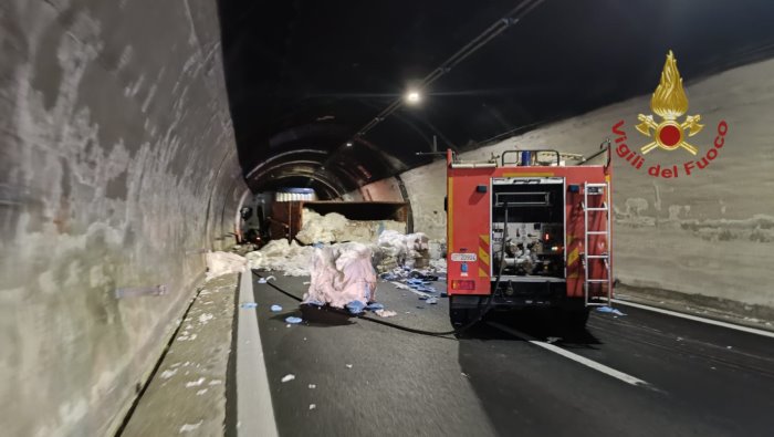 terribile incidente in galleria sull a16 napoli bari un morto