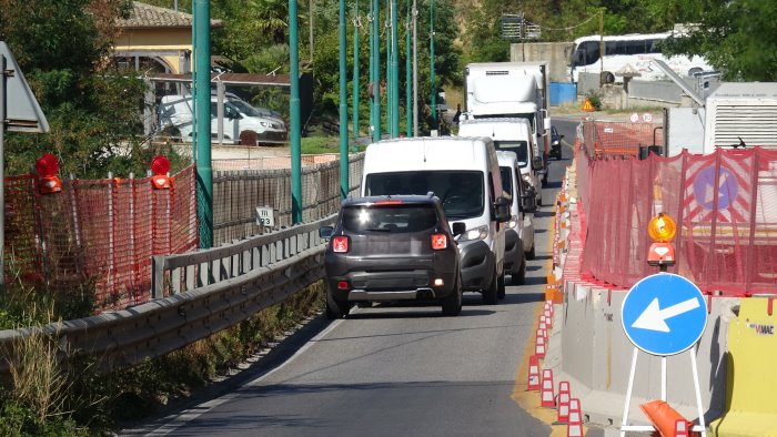 semaforo viadotto variante ad ariano ecco il grande intelligentone di turno