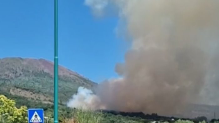 grave incendio alle pendici del vesuvio fiamme e case evacuate