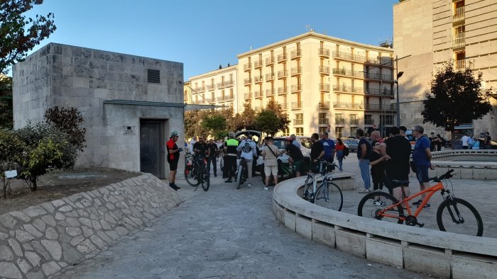 avellino paura in piazza liberta lite tra immigrati finisce a bottigliate