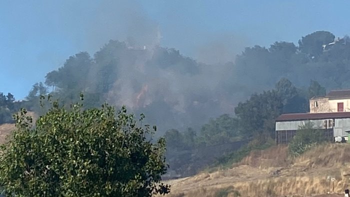 incendio di paduli l arpac in corso monitoraggio inquinanti