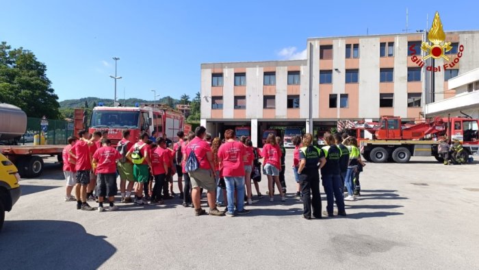 campo scuola della protezione civile i bambini fanno visita ai vigili del fuoco