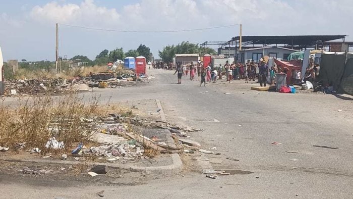 campo nomadi di giugliano sassaiola contro manifestanti e borrelli