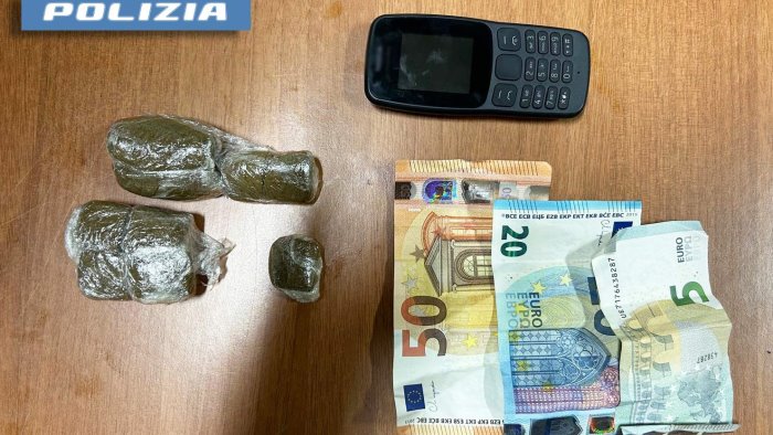 scoperto con la droga e arrestato dalla polizia falchi in azione a napoli