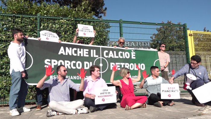 avellino protesta allo stadio anche il calcio e sporco di petrolio