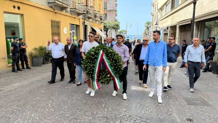 salerno non dimentica carlo falvella deposta una corona di fiori