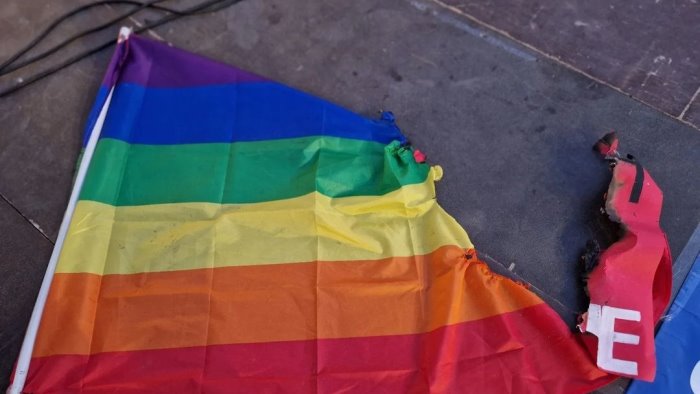 bruciano bandiera arcobaleno durante il piazza pride di benevento