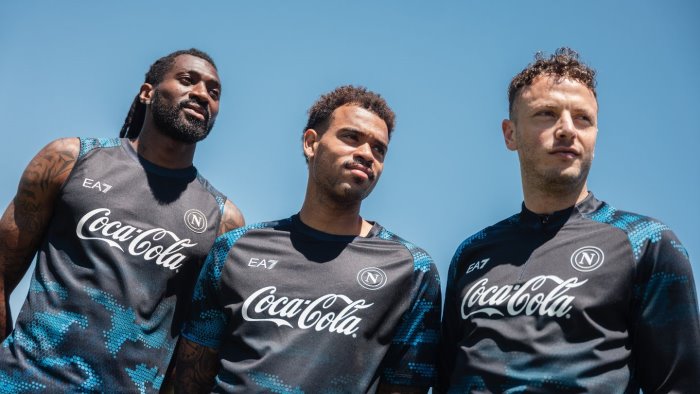 napoli coca cola nuovo sponsor dei training kit