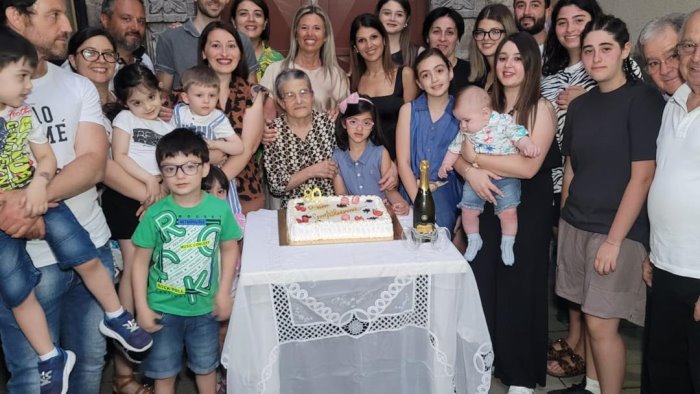 nonna iolanda ha festeggiato il suo 105 compleanno 5 generazioni a forino