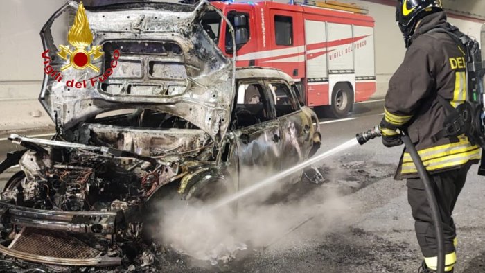 paura in autostrada sull a2 veicolo prende fuoco in galleria