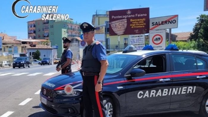 chiede informazioni stradali e i suoi complici rubano nelle auto arrestata