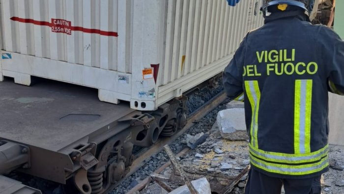 treno svia dai binari a centola tragedia sfiorata caos e disagi nelle stazioni