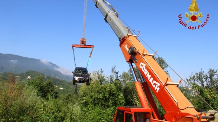 finisce nella scarpata con l auto 35enne in ospedale