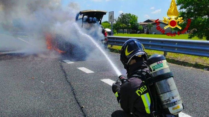 auto in fiamme in autostrada paura per una famiglia