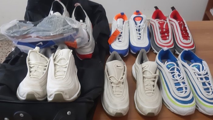 beccato con 14 paia di scarpe contraffatte denunciato