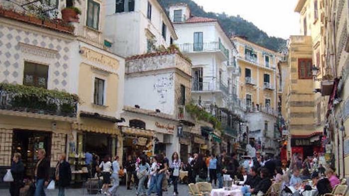 mascherine obbligatorie all aperto anche ad amalfi