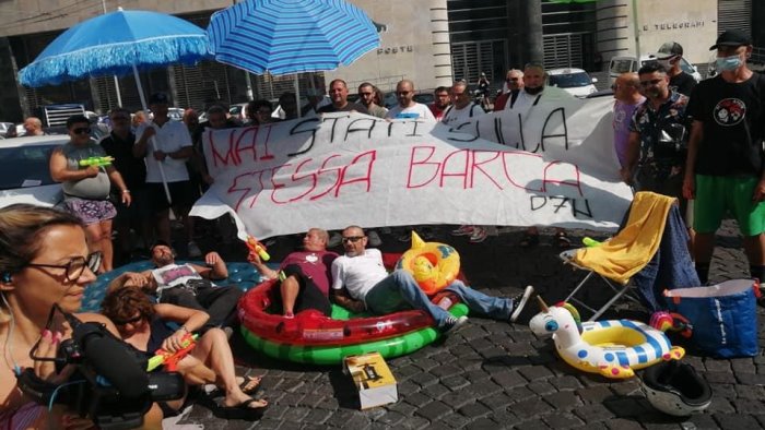 napoli protesta dei disoccupati in tenuta da mare