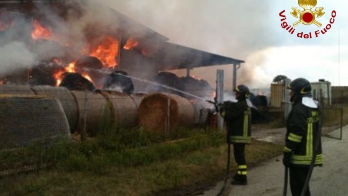 maxi incendio di paglia e fieno in un capannone