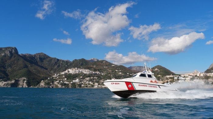 sub 80enne salvato dalla guardia costiera a vietri sul mare