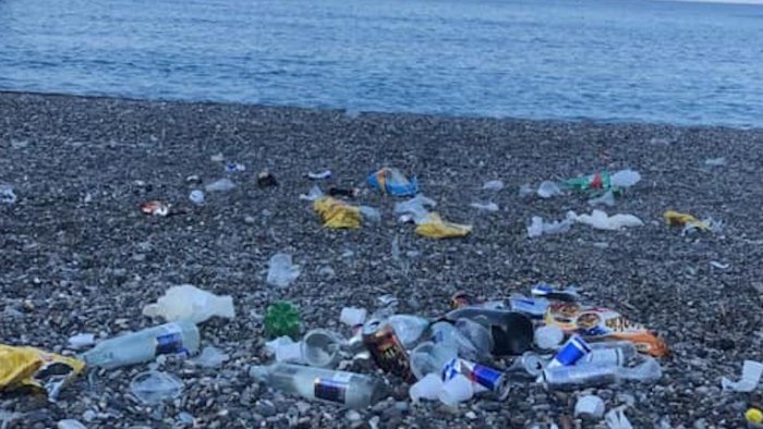 vandali nella notte scempio sulla spiaggia di camerota